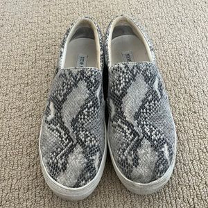 Snakeskin Steve Madden slip on